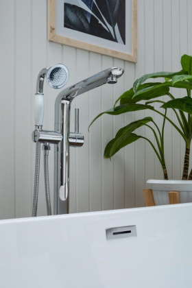 Смеситель для ванны с душем Aquanet JA-5001 Смеситель для ванны с душем Aquanet JA-5001