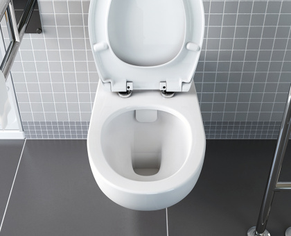 Подвесной безободковый унитаз Conforma с сиденьем для людей с ограниченными возможностями