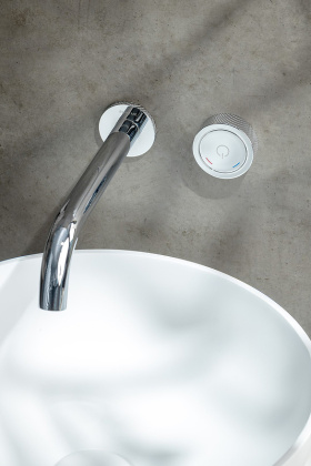 Смеситель автоматический для раковины из стены на 2 отв. TECH ХРОМ