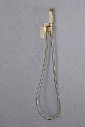 Смеситель ABBER Daheim AF8226G с гигиеническим душем, золото матовое Смеситель ABBER Daheim AF8226G с гигиеническим душем, золото матовое